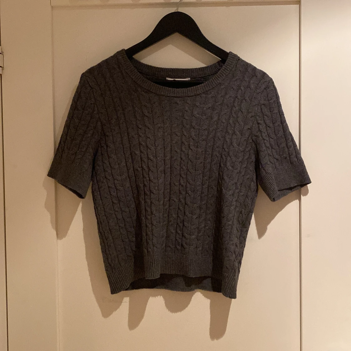 Grå stickad tröja från C, kortärmad