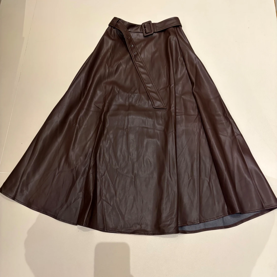 Brun långkjol i skinn från Exquiss