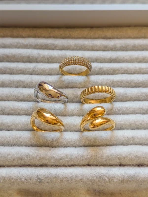 Ring rostfritt stål i guld eller silver (Priset gäller 1 par) - Ringar i rostfritt stål i både silver och guld, PVD pläterade med 18k guld vilket gör dem vattentåliga och slitstarka! Finns i storlekarna 6, 7 och 8 (16,5 17,4 och 18,2 mm). 20% rabatt vid köp av 2 eller fler!