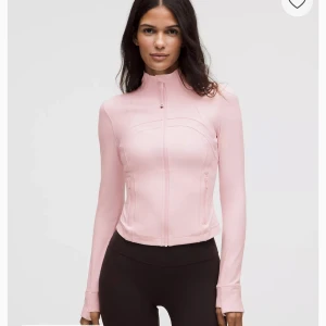 Lululemon define jacket - Supersnygg ljusrosa limited edition define jacket från lululemon🌟finns inte att köpa längre och den är sparsamt använd. Jättefint skick och inga defekter💖köpt på NK i Stockholm. Storlek 4 (xs)