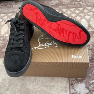 Christian Louboutin Skor - Snygga svarta skor från Christian Louboutin. Dem är helt nya och oanvända. Storlek 42. Hör av er om ni är intresserad😊