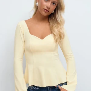 Ljusgul topp - Supersöt ljusgul topp med storleken S. Jättefin och väldigt bekväm! Knappt använd bara typ 5ggr ny pris:229kr 