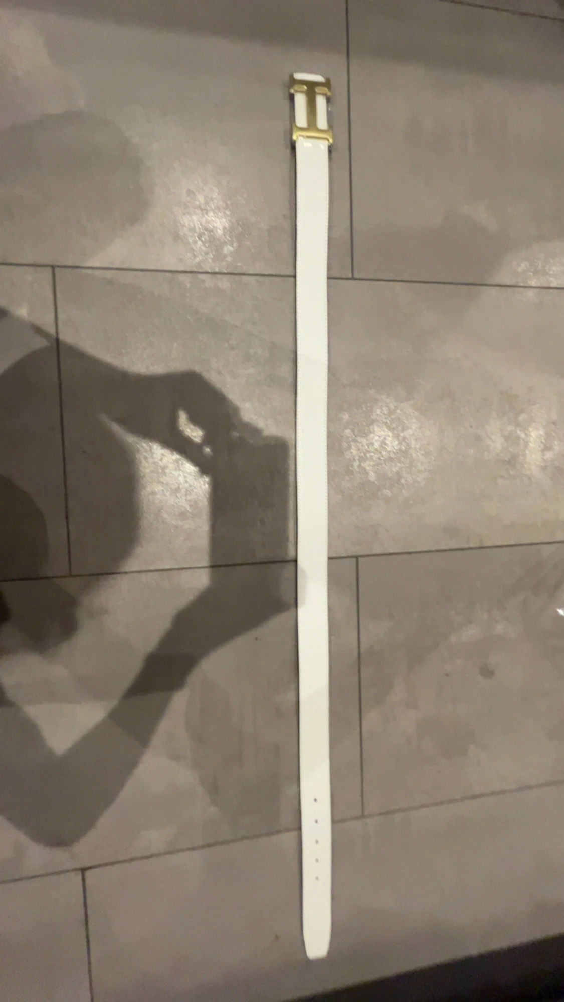 Vit skinnbälte med guld H-spänne