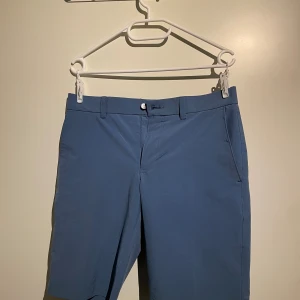 Blå golfshorts från Callaway - Snygga blå shorts från Callaway med klassisk design och raka ben.