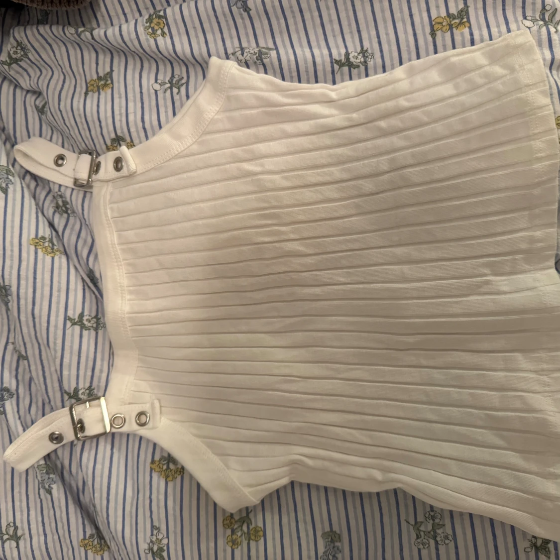 Vit ribbad linnetopp med bälte - 1