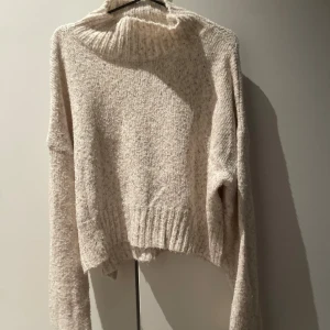 Beige polotröja med ribbad kant - Mysig beige polotröja i bra kvalitet