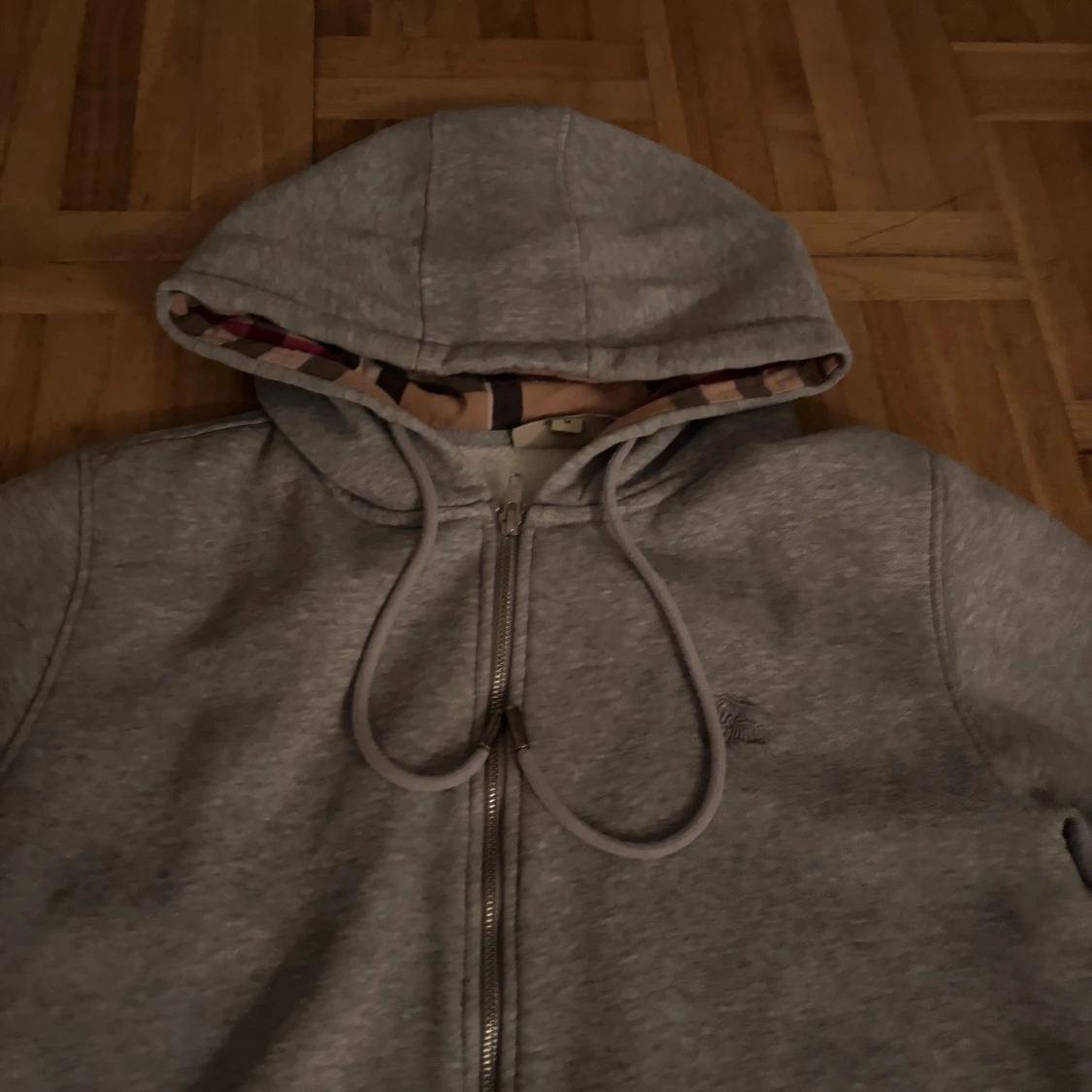 Grå Burberry hoodie med rutig huva/ PRIS KAN DISKUTERAS/ - 1