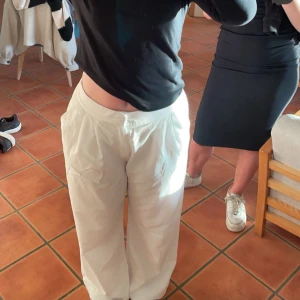 Vita linnebyxor - Säljer ett par vita linnebyxor från Gina, går ner till marken på mig som är 180