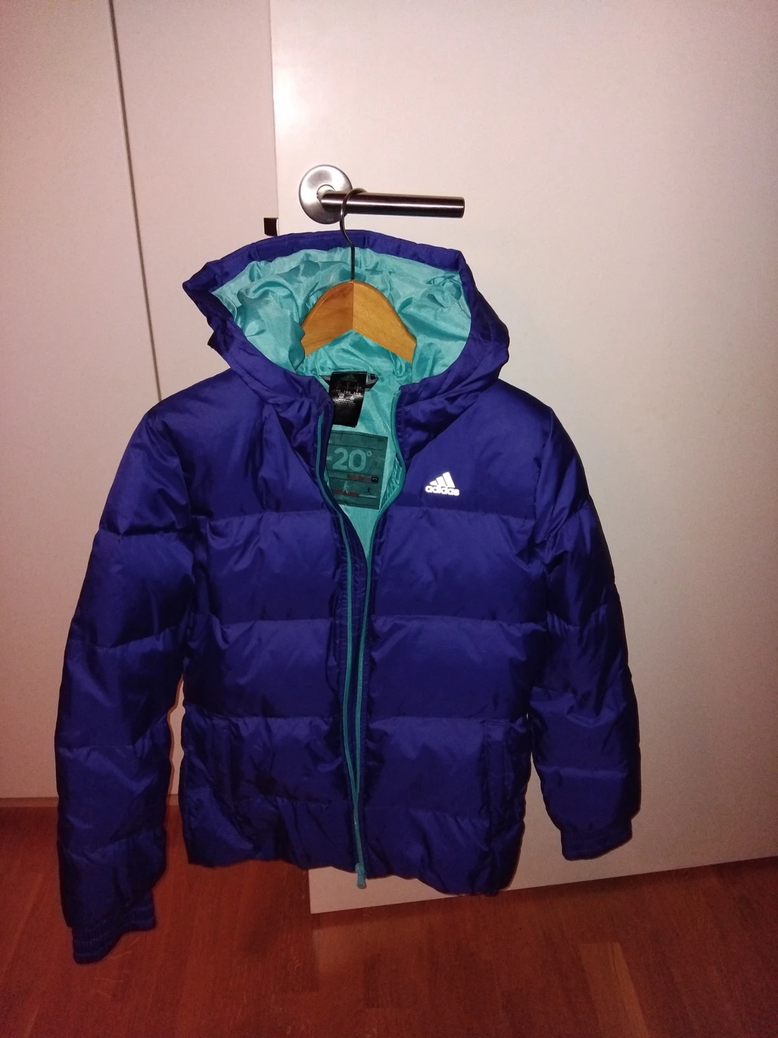 Blå pufferjacka från Adidas