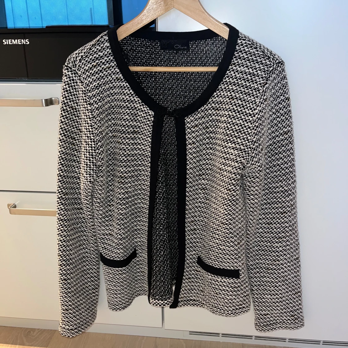 Svartvit kofta från Olivia