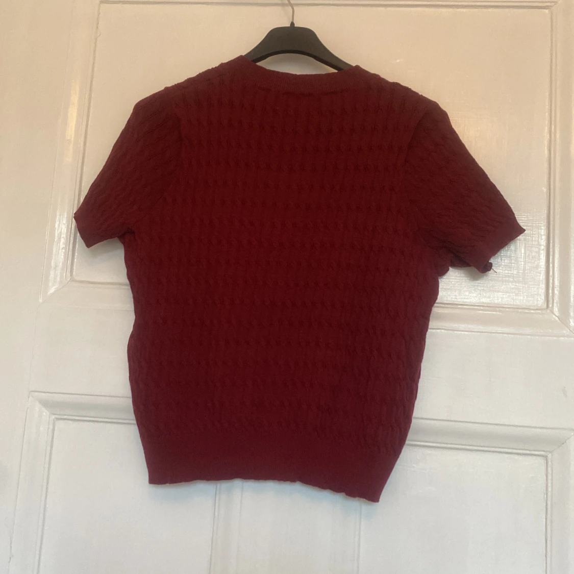 Vinröd stickad blus med guldfärgade knappar - 1