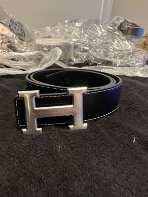 H bälte svart  - 105 cm 