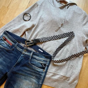 Replay Anbass Coin Zip Jeans - Tja! Säljer nu ett par riktigt ovanliga replay jeans. Modellen heter coin zip och dem producerades bara under en kort period runt 2013. Att få tag på ett par idag är nästan omöjligt. Med sjuk fade och riktigt perfekta fabriksslitningar! Storlek 32/32, passar mig som har runt 30/32-31/32. Filippa K hoodien  på bilden är också till salu om någon skulle vara intresserad😝