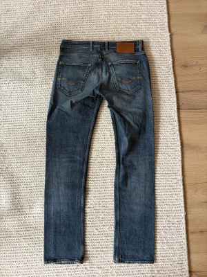 Replay ”Grover” W30 L30 - Tvärsnygga jeans i unik tvätt! Använda endast ett fåtal gånger, nypris ca 1700kr