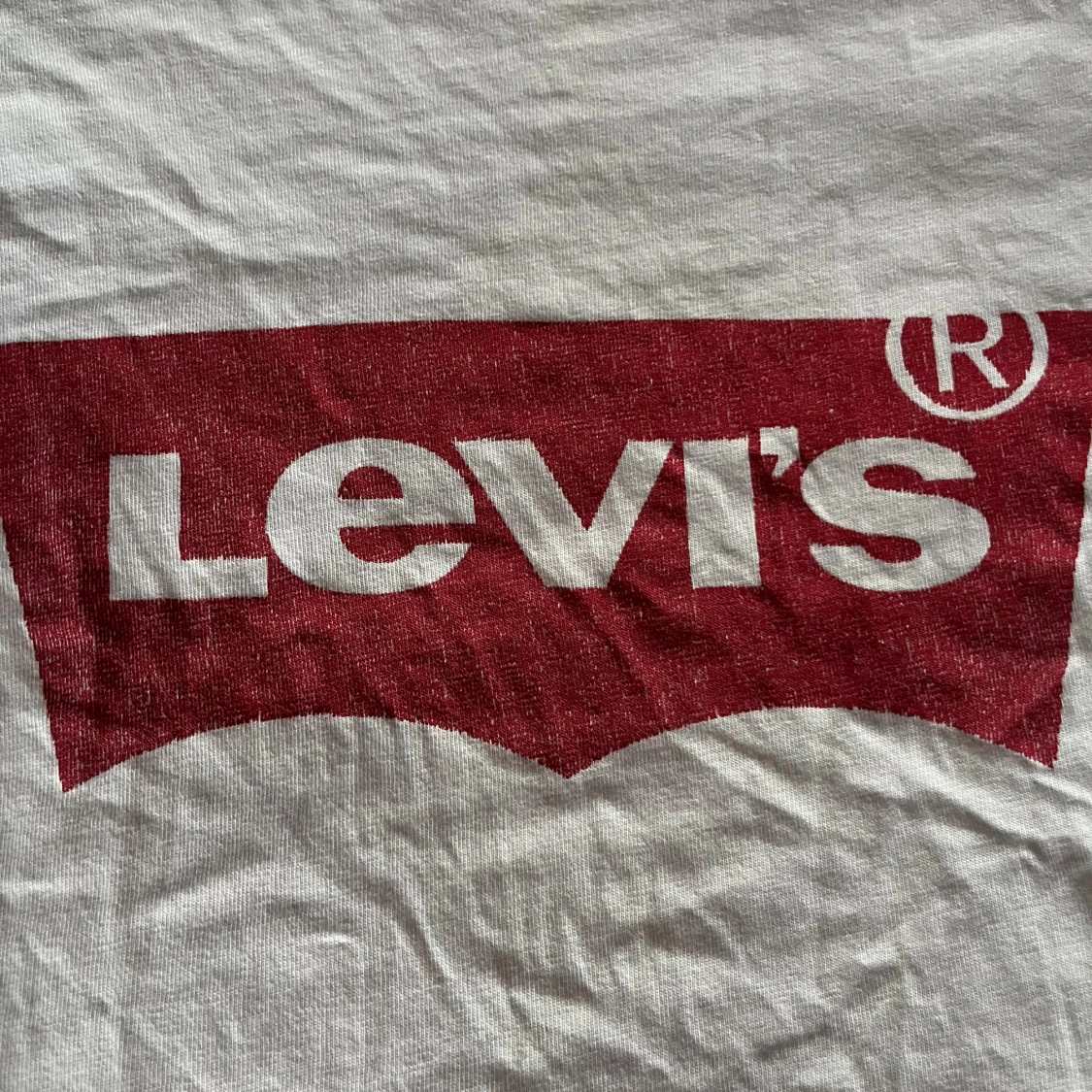 Vit Levi's t-shirt med rött tryck - 2