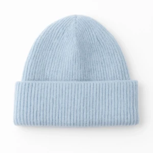 Ljusblå ribbad stickad mössa - Snygg ljusblå mössa med ribbad struktur och uppvikt kant. Perfekt för kalla dagar och enkel att matcha med din vinterstil. Mjuk och skön stickad känsla som håller dig varm och ser fräsch ut.