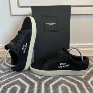 Svarta Saint Laurent skor - Feta svarta Saint Laurent skor| Priset kan diskutera men ligger på 2699| Size:42 | ÄKTA| Om du har någon fråga är det bara att ställa till| Kommer med box och kvitto för Äktighetsbevis 💫