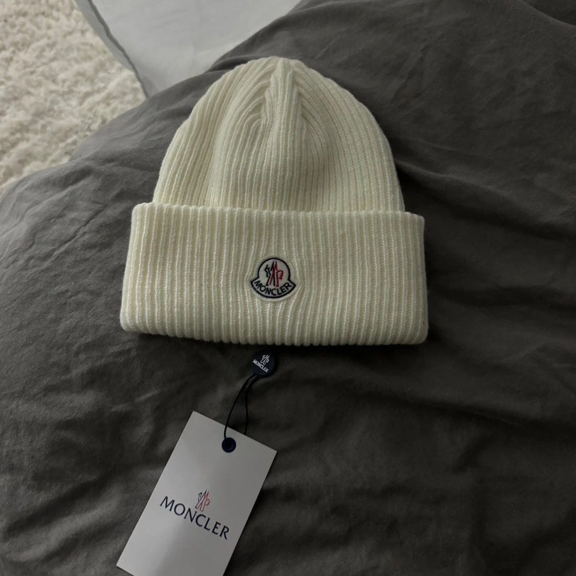 Vit ribbad mössa från Moncler