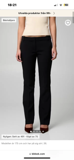 Svarta kostymbyxor från Bik Bok - Kostymbyxor från bikbok! Säljer då de är i den kortare modellen och blivit för lång för dessa! Därav priset! Knappt använda!