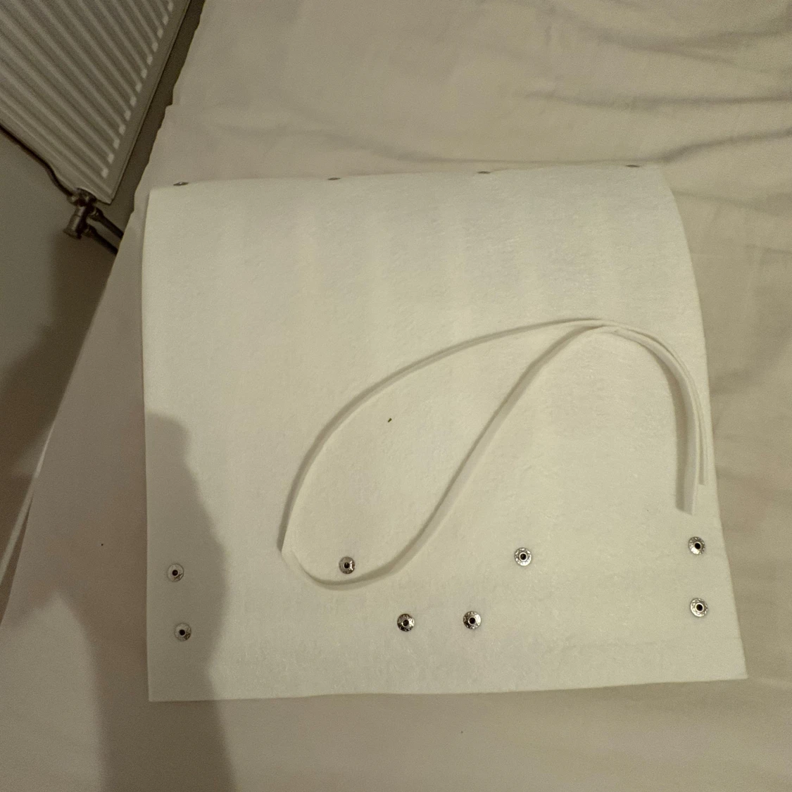 Vit hållare i filtmaterial