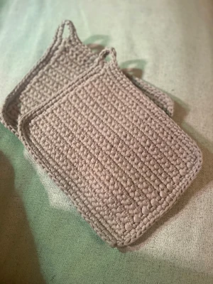 Beige grytlappar  - Just nu virkar jag grytlappar och är du intresserad så får du gärna skicka i dm till mig. 