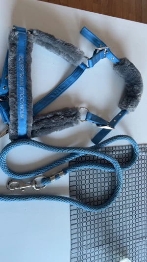 ES grimma - ES grimma i en färg den  som inte säljs längre, matchande grimmskaft. Knappt använd mest provad för bilder, däremot har dem samlat på sig lite damm så trots att jag tvättat den kan den se lite smutsig ut(se bild 2). Hör av er vid frågor!