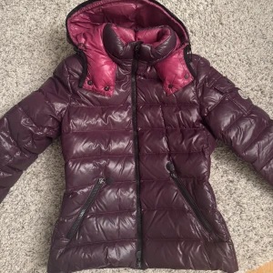 Moncler jacka  - Jättefin lila Moncler jacka i modellen bady💗Den är en gammal modell, därför ingen qr-kod utan en Certilogi kod som man kan skriva in på Monclers hemsida för att veta att den är äkta! Pris kan diskuteras🌸