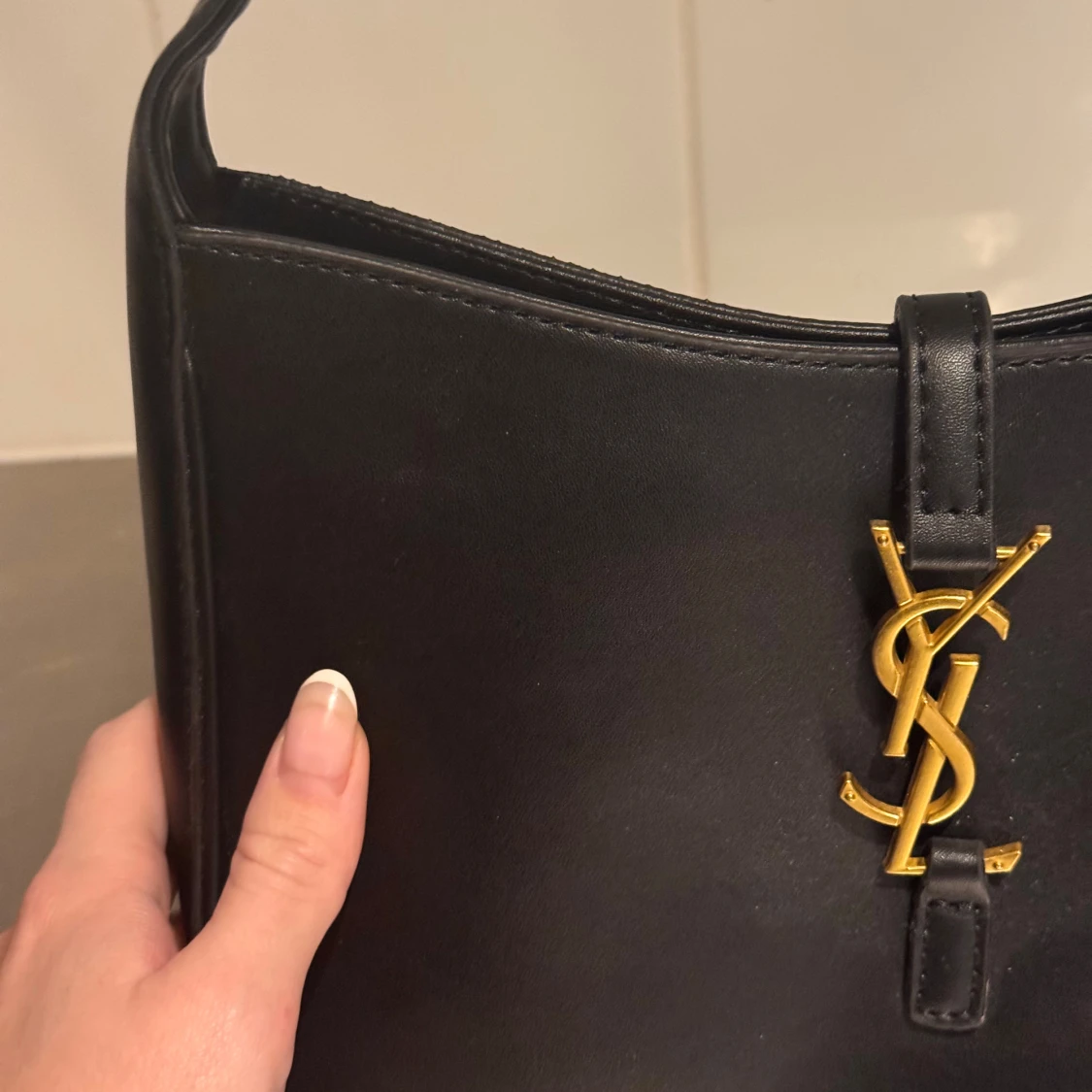 Svart axelväska från Saint Laurent - 1