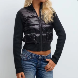 Svart ribbad pufferjacka Gina Tricot - Svart croppad pufferjacka från Gina Tricot med ribbade stickade ärmar och nederkant. Helt ny utan prislapp. Det är storlek s men passar xs oxå.