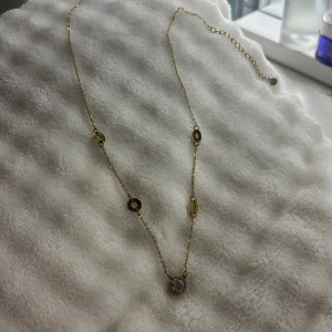 Guld halsband  - Super fint rostfritt guldhalsband. Säljer då jag ej använder den. 