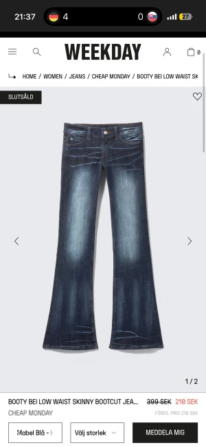 Blå bootcut jeans från Cheap Monday - Snygga blå jeans från Cheap Monday med låg midja och bootcut-ben. Jeansen har klassisk femficksdesign, slitningar och tvättade detaljer som ger en cool look. Materialet är jeans med stretch för skön passform. Perfekta för dig som gillar retrovibbar och markerad siluett. Dom är för korta för mej 28/30