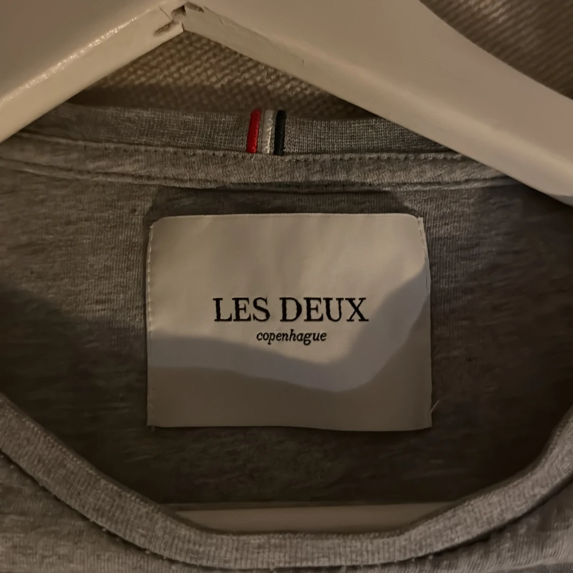 Grå t-shirt från Les Deux med tryck - 1