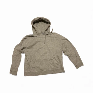 Grå hoodie från COS - Säljer en grå Hoodie från COS då den har blivit för liten. Hoodien är i storlek L men passar mer som en M!! Va inte rädd för att ställa frågor vid minsta lilla fundering!!!