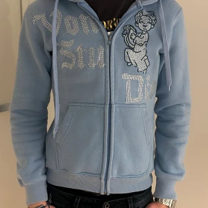 Von Studio - Tjena, säljer nu min von studio hoodie. Den är i storlek xs. Den är väldigt snygg och är i bra skick + den säljs inte längre🤟👌