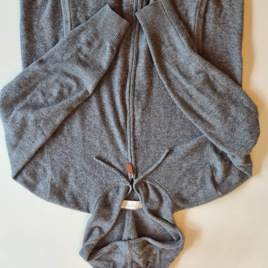 Grå hoodie i kashmir med dragkedja - 2