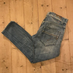 Blå jeans från Dondup - Snygga blå jeans från Dondup med klassisk tvätt. Längd 86cm