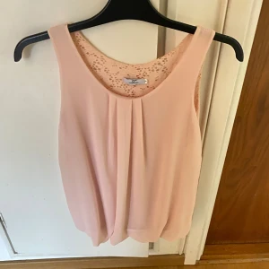 Ljusrosa topp - I bra skick, skriv för fler bilder. Kan gå ner i pris