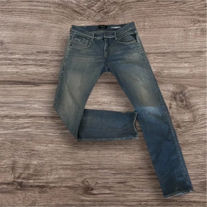 Replay Anbass slim fit jeans blå - Snygga Replay Anbass jeans, de har snygga slitningar och fades, det är storlek 30/32 
