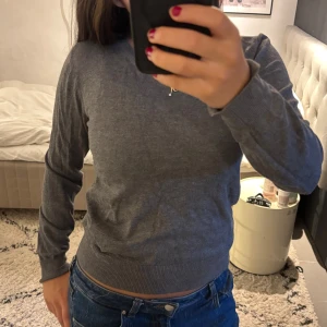 Grå basic stickad tröja - Säljer en grå stickadtröja som passar perfekt när man vill ha något basic