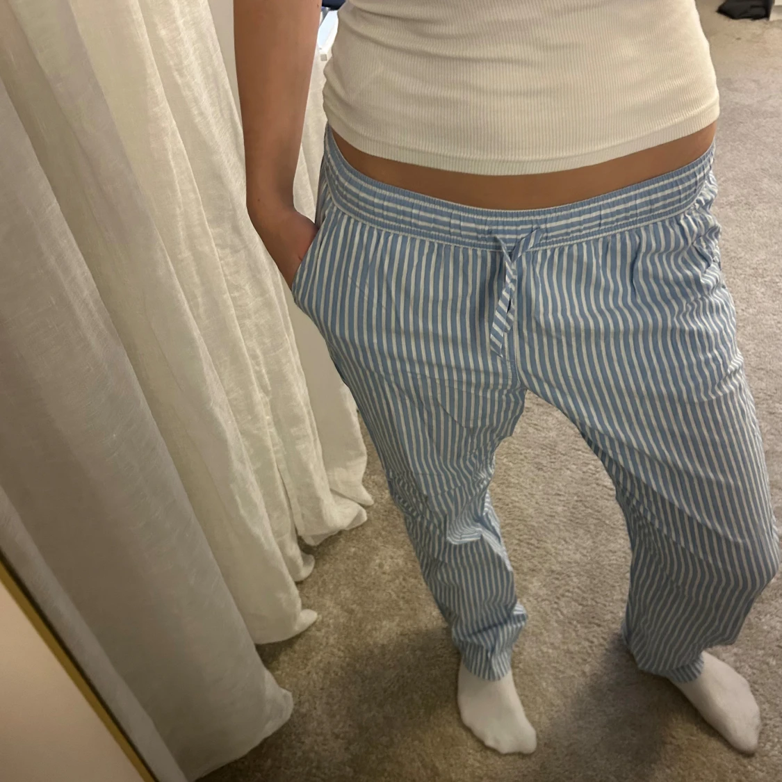 Blåvit randiga pyjamasbyxor med snörning - 1