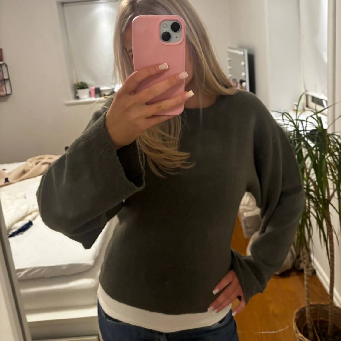 Mörkgrön stickad tröja med vida ärmar - 2