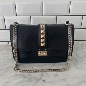 valentino väska  - säljer min älskade valentino väska såå snygg!! väldigt bra skick 