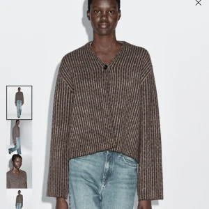 Randig brun kofta med v-ringning från Massimodutti  - Säljer en brun och beige randig kofta med v-ringning och en knapp framtill. Koftan har lång ärm, rak passform och är stickad i ett mjukt material. Storlek M, true to size. Nypris 1300. 