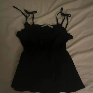 Svart linnetopp med knytband  - svart topp från lager 157 i storlek S. fortfarande i fint skick, använd ett fåtal ggr. 