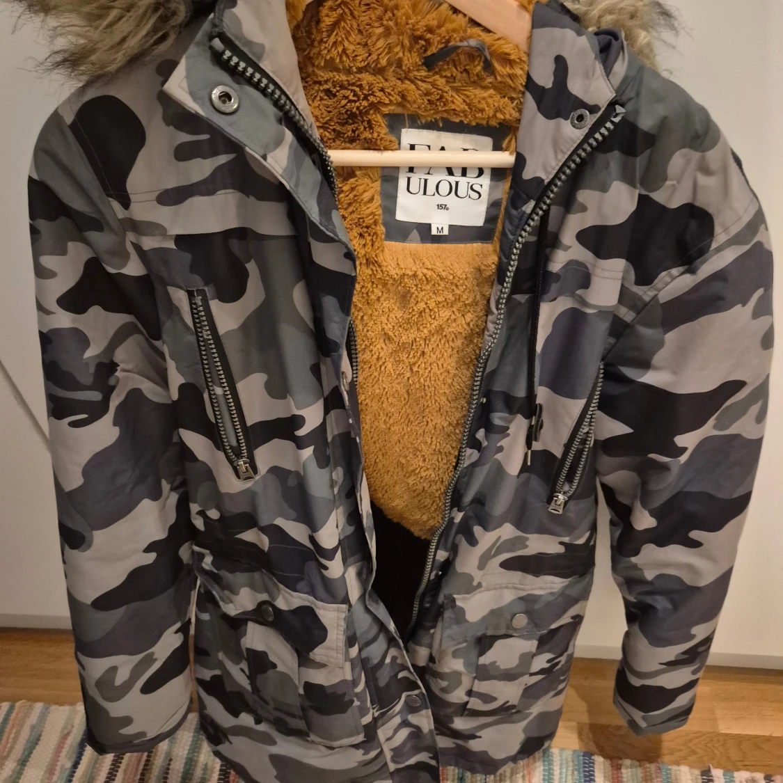 Camouflage parkasjacka med fuskpäls - 1