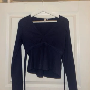 mörkblå långärmad topp från Nelly - mörkblå långärmad topp från Nelly i storlek S. aldrig använd. 