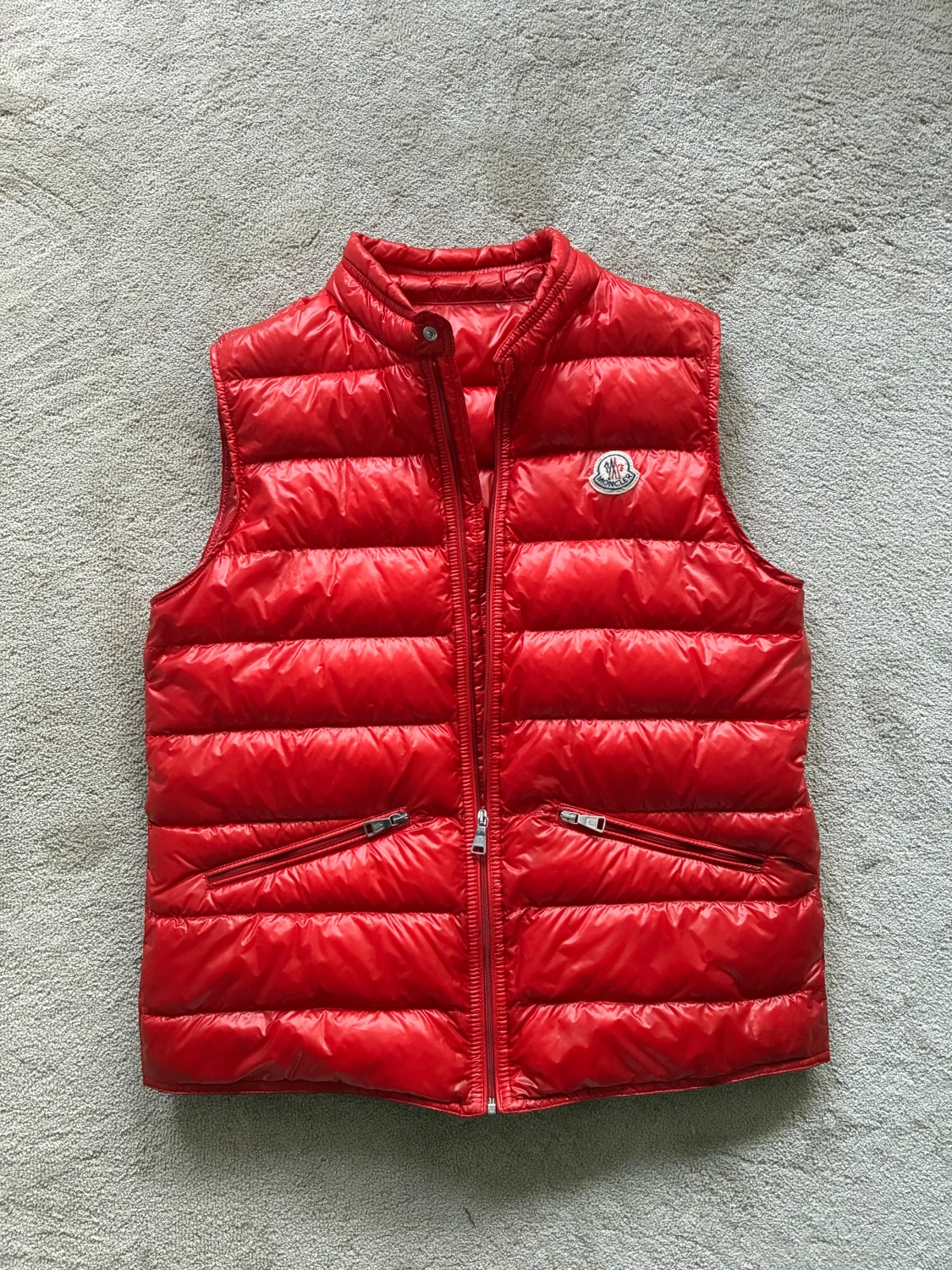 Röd dunväst från Moncler