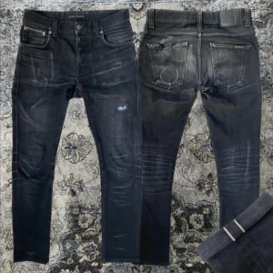 Selvedge Nudie jeans - Sjukt feta Nudie selvedge jeans i modellen Grim tim och storlek 30/32 🙌 Jeansen har redan börjat få snygga tecken på användning men kommer bara bli snyggare över tid, skriv vid fråga ✌️ Midjemått 38 cm, ytterbenslängd 100cm