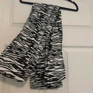 Zebra byxor  - Köpta i en butik i London. I fint skick. 