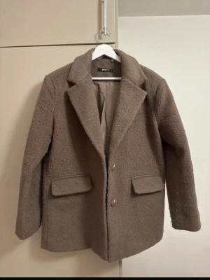 Brun kappa - Brun kappa från GinaTricot i storlek S, ganska nopprig.